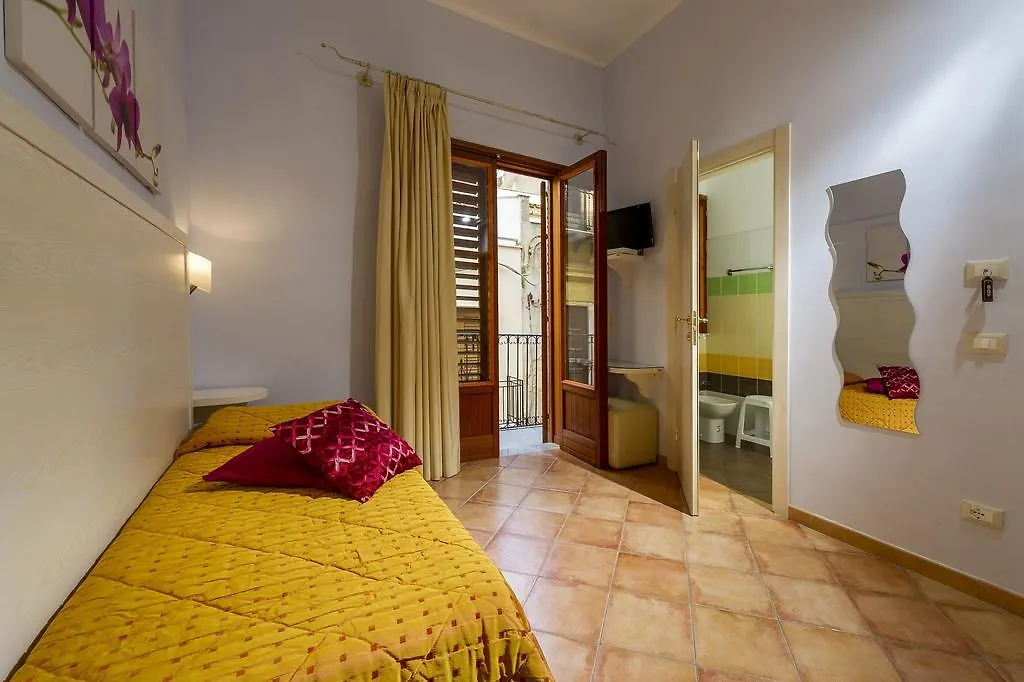 Badia Rooms & Breakfast كاستيلاّماري ديل غو
