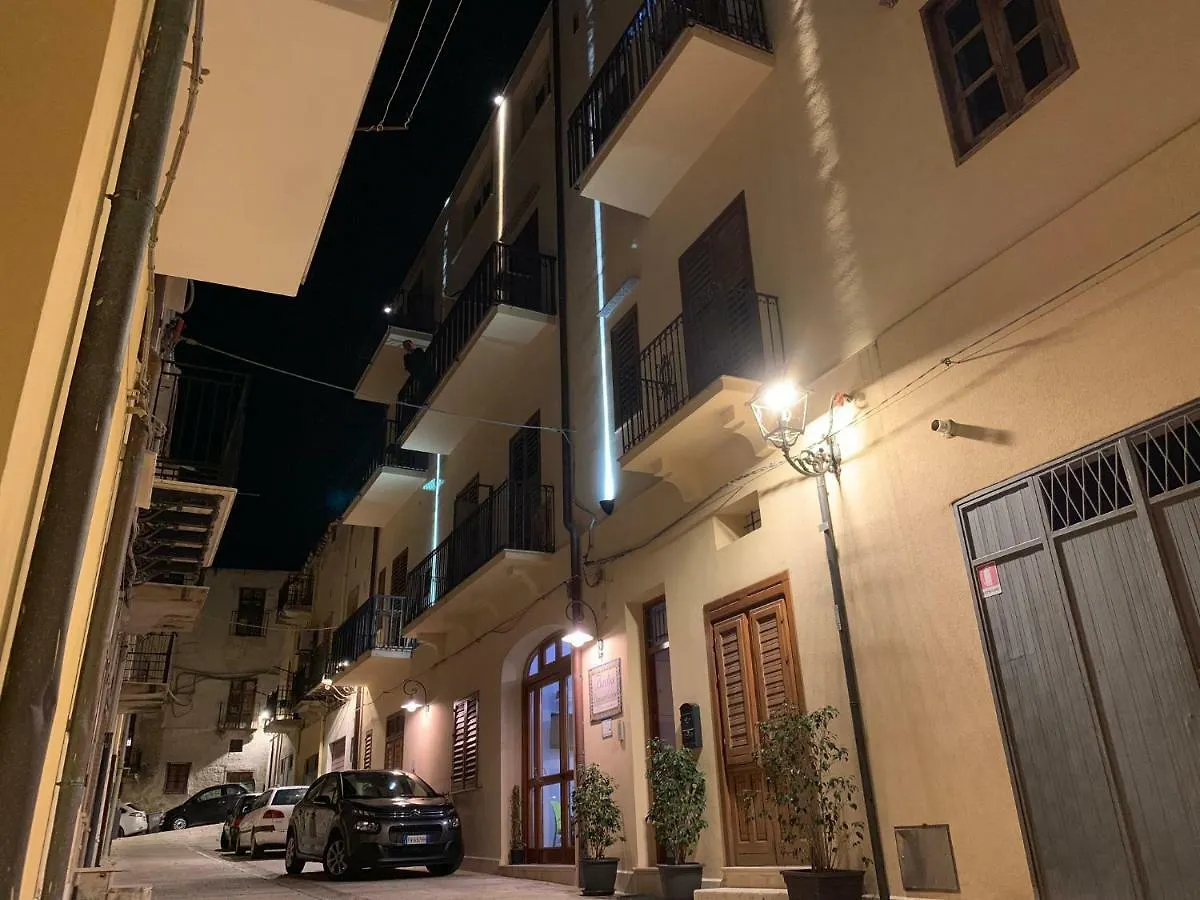 Badia Rooms & Breakfast كاستيلاّماري ديل غو
